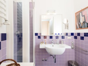 Apartment, 2 Schlafzimmer | Badezimmer | Dusche, Bidet