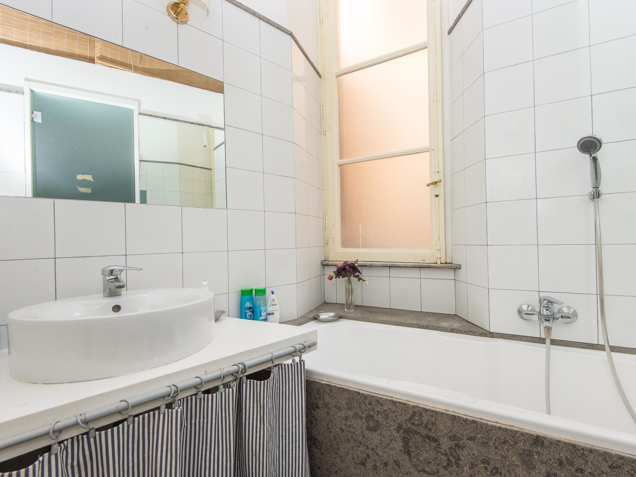 Apartemen, 2 kamar tidur, teras | Kamar mandi | Kombinasi shower/bathtub, kloset, sabun, dan sampo