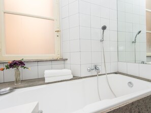 Apartment, 2 Schlafzimmer, Terrasse | Badezimmer | Duschwanne, Bidet, Seife, Shampoo