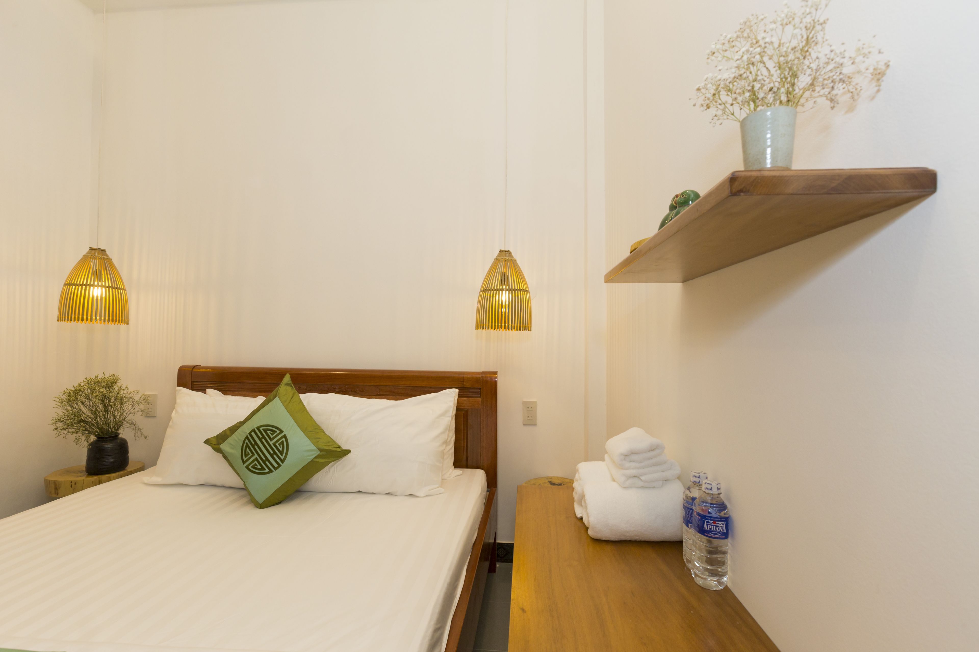 economy room | down duvets, select comfort beds, minibar, desk