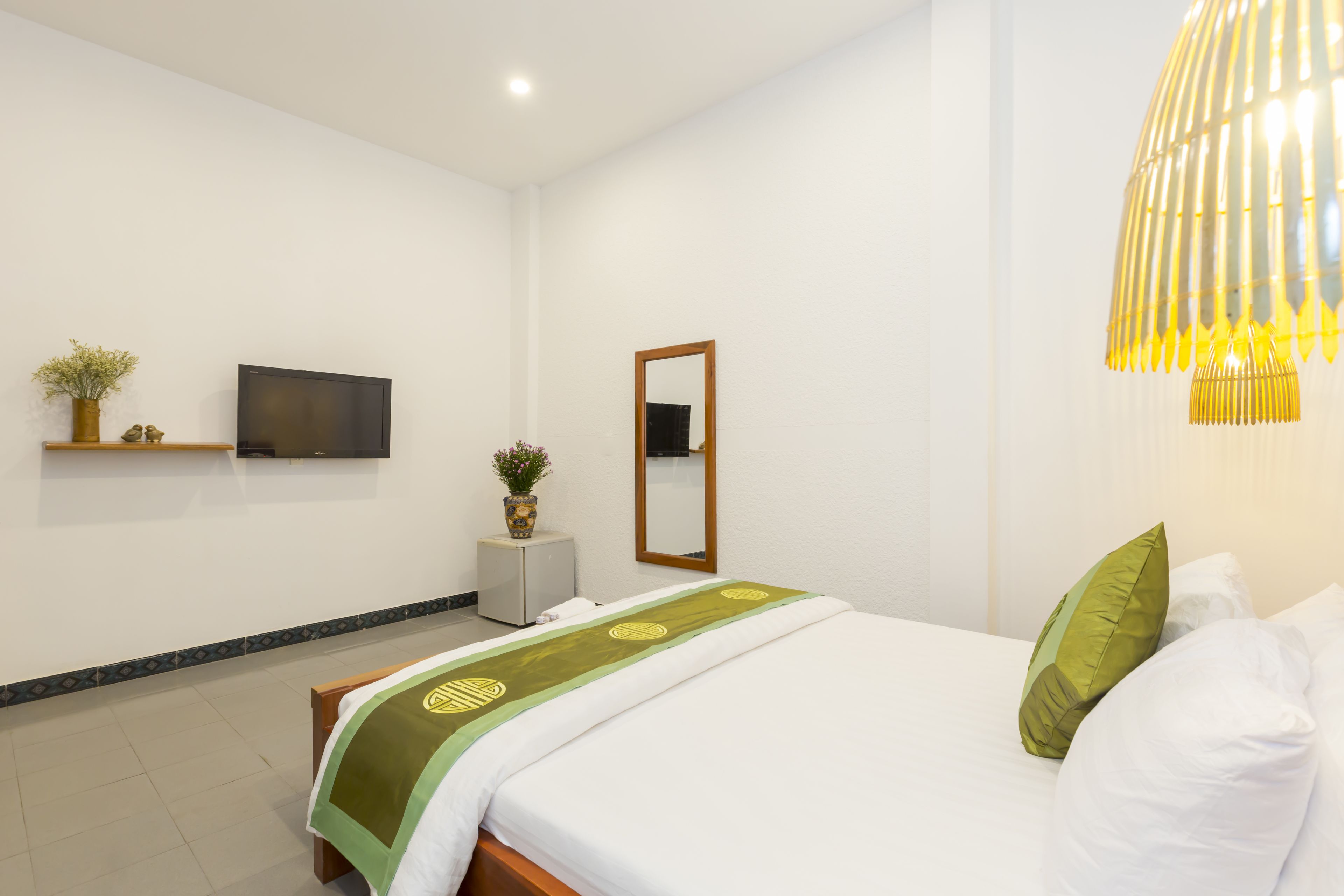 standard double room | down duvets, select comfort beds, minibar, desk