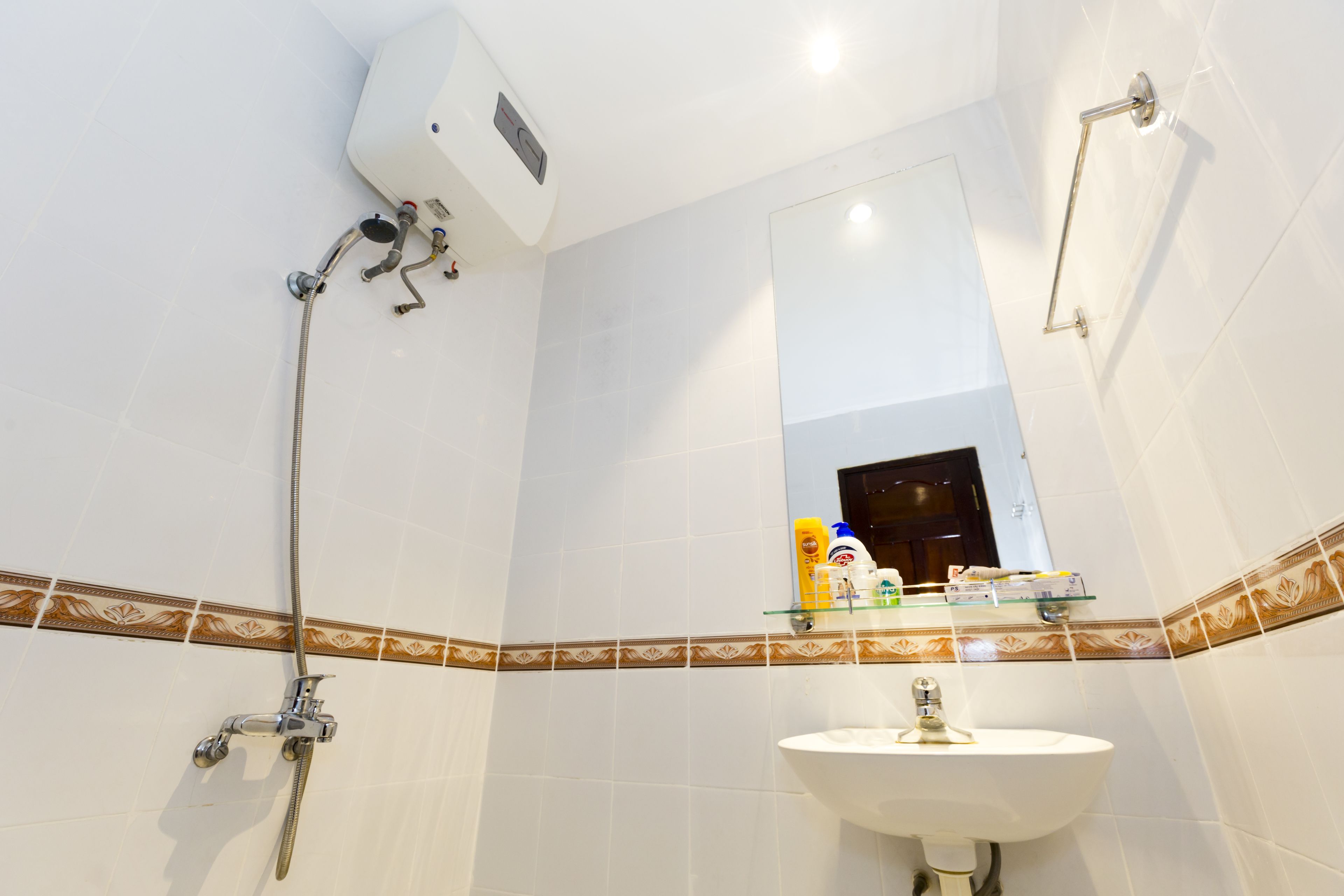 shower, rainfall showerhead, free toiletries, hair dryer