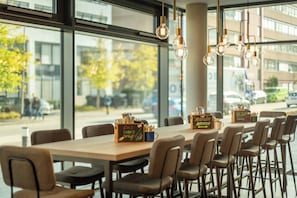 Petit déjeuner buffet (17.00 EUR par personne)