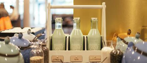 Estación de bebidas con tres botellas etiquetadas como 1.5%, 3.5% y LACTOSA.