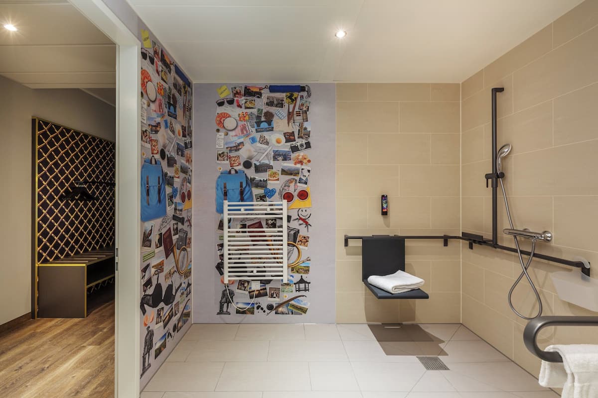 Habitación estándar, 1 cama de matrimonio, accesible para personas con discapacidad | Ropa de cama de alta calidad, caja fuerte, escritorio