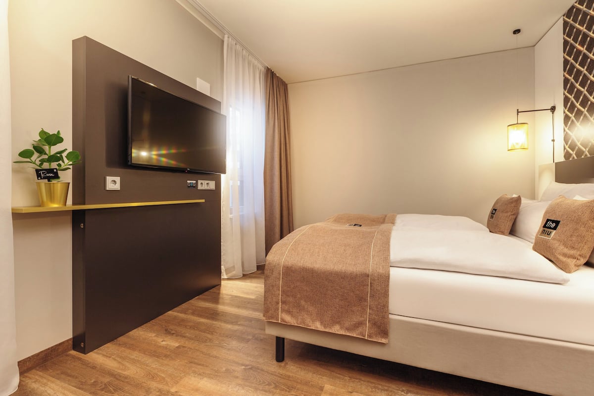 Premium bedding, in-room safe, desk, soundproofing
