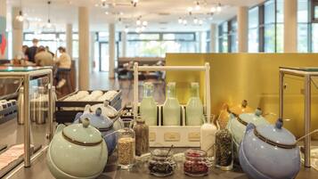 Tägliches Frühstücksbuffet (17.00 EUR pro Person)