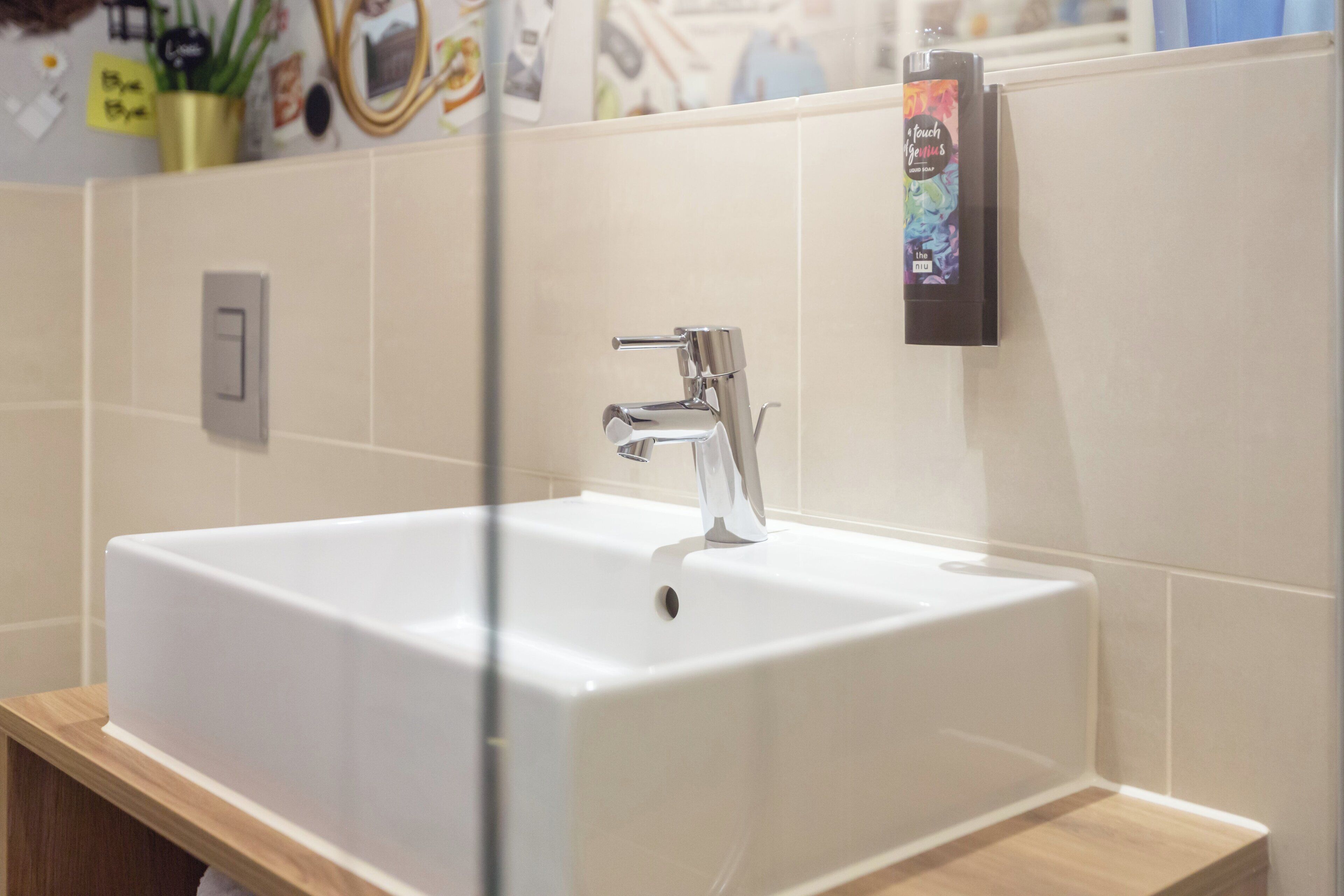 Shower, free toiletries, towels