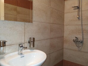 Regadera, regadera tipo lluvia, secadora de cabello, toallas 