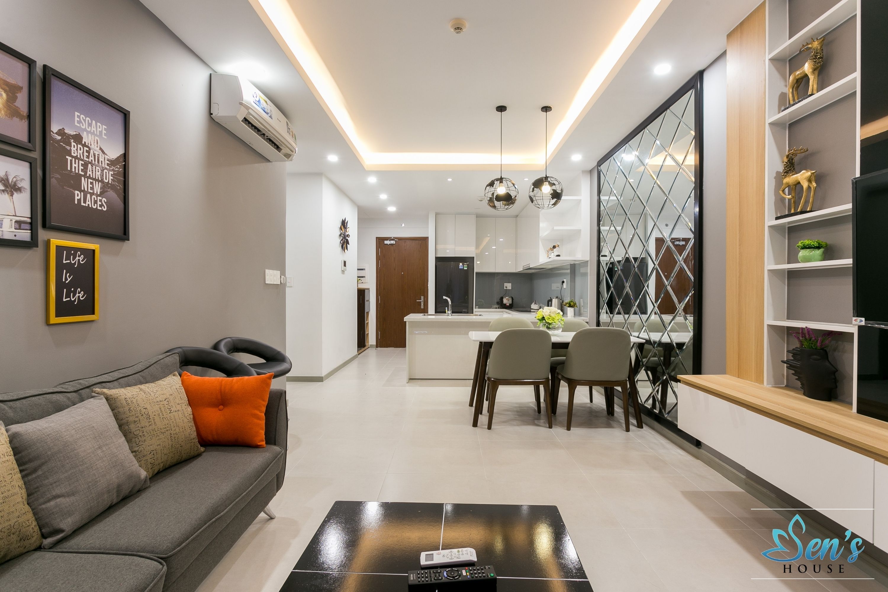 superior apartment, 2 bedrooms, pool access, river view | living room | 40-inch flat-screen tv with digital channels, tv, netflix