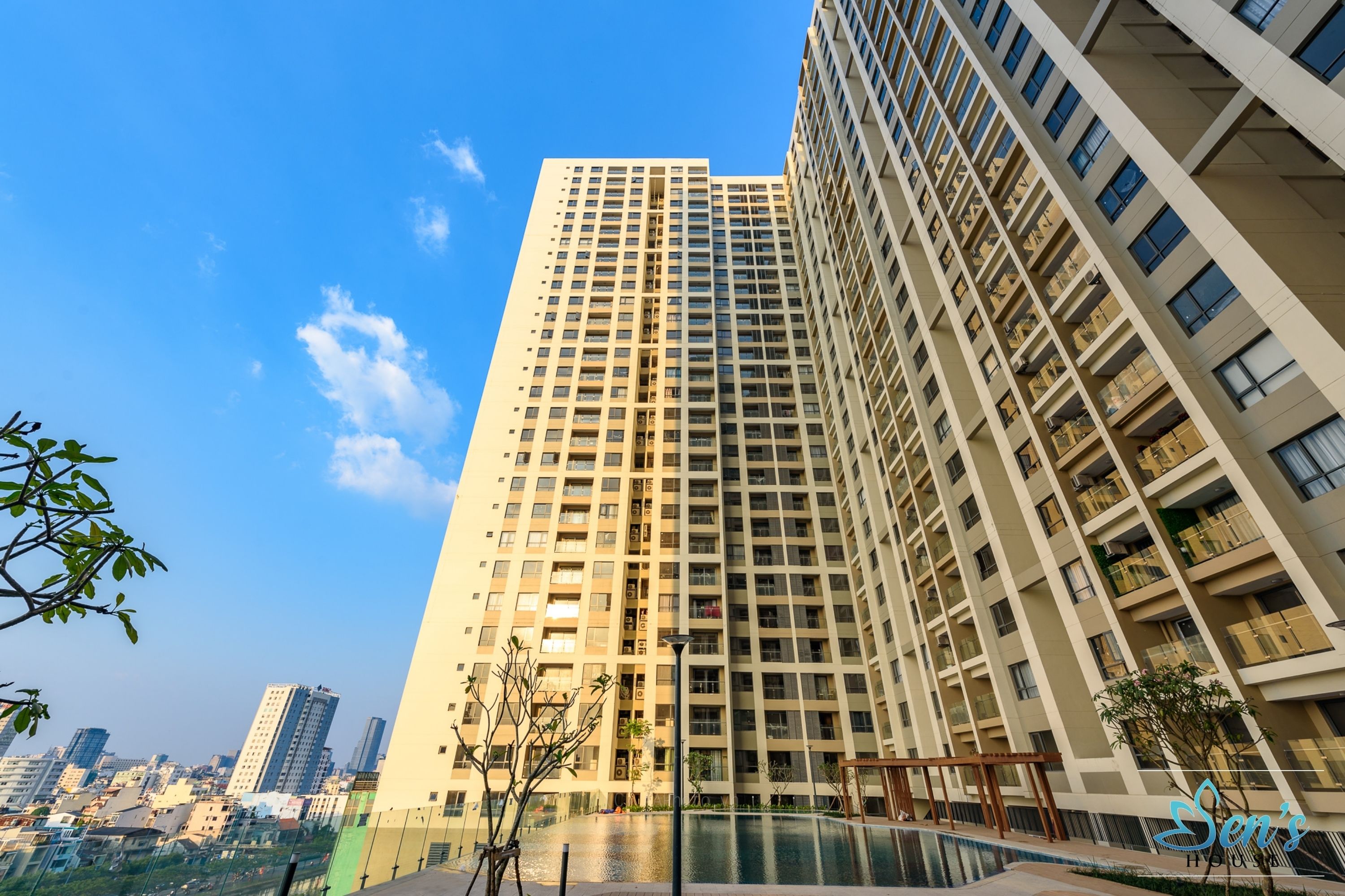 2 outdoor pools, open 7:00 am to 9:00 pm, pool umbrellas