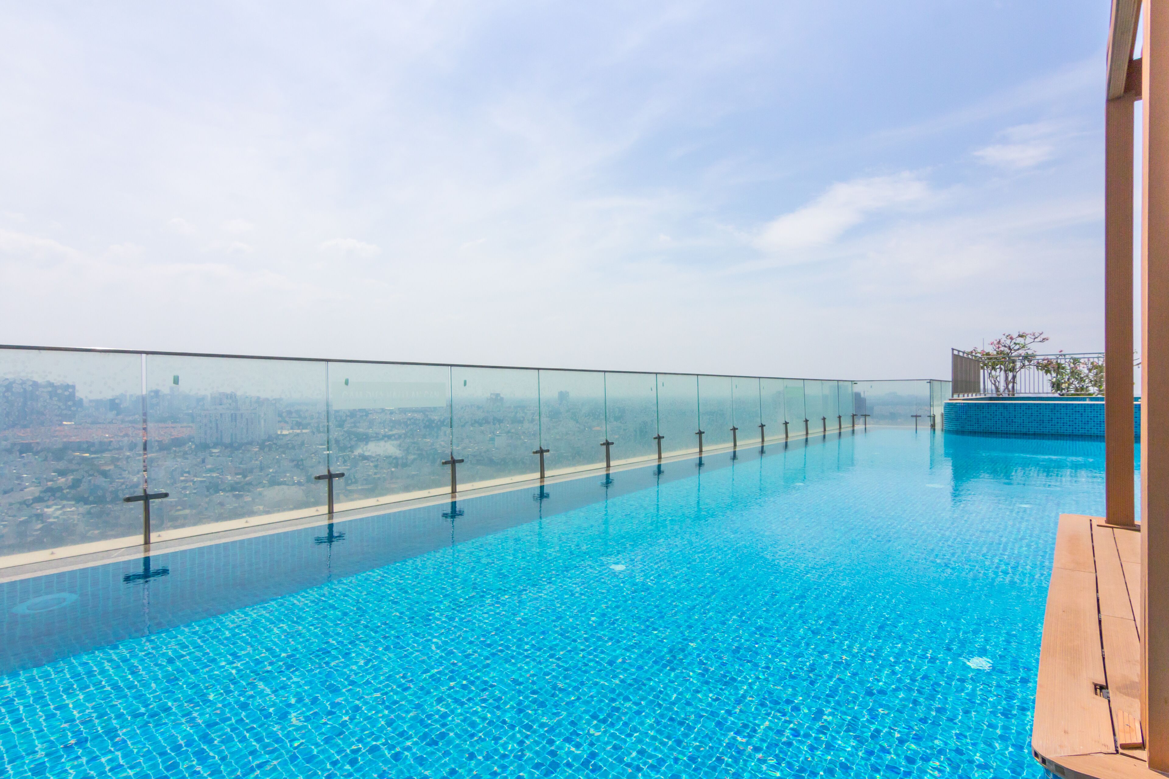 2 outdoor pools, open 7:00 am to 9:00 pm, pool umbrellas