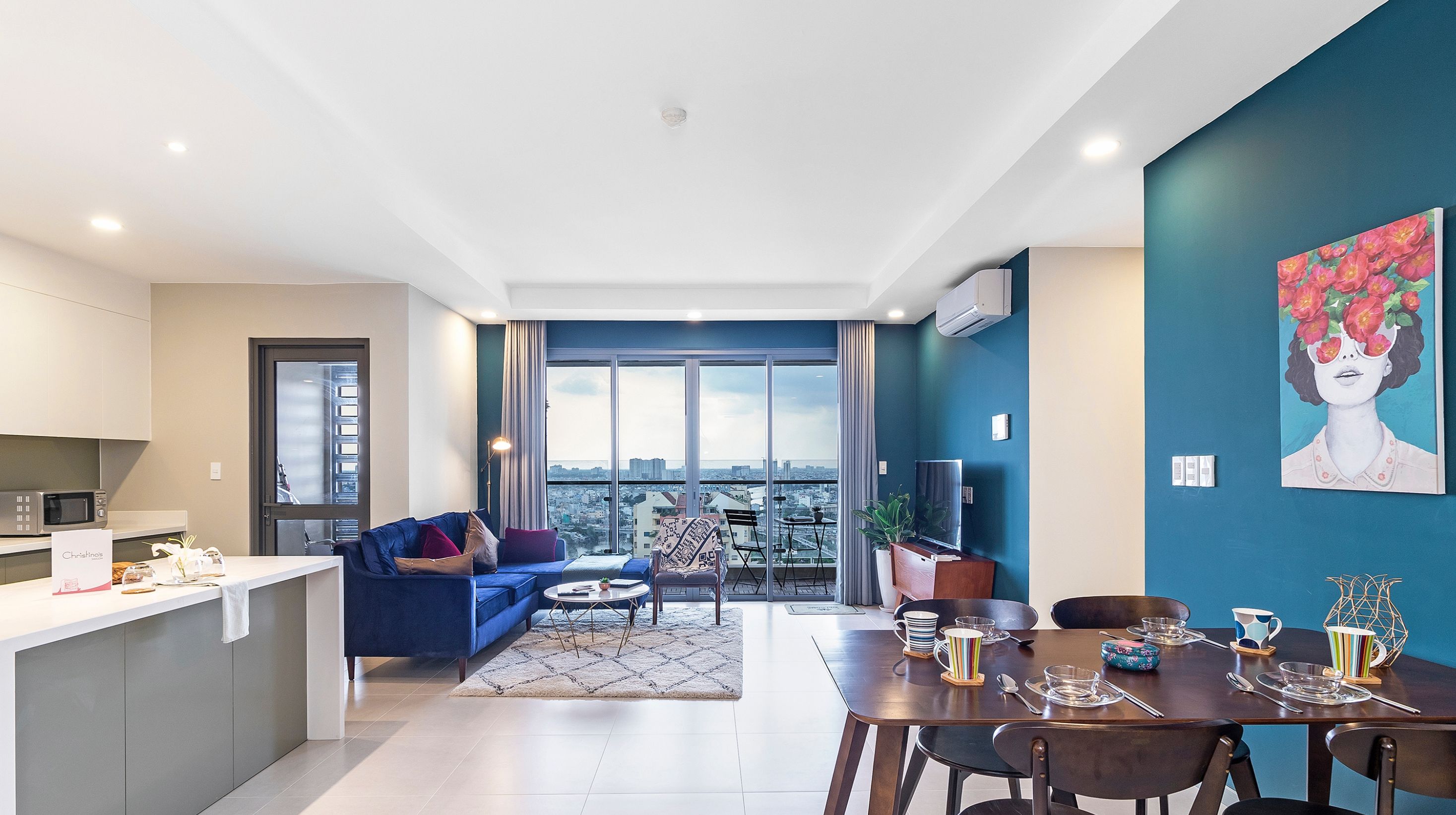 deluxe apartment, 3 bedrooms, pool access, city view | living room | 40-inch flat-screen tv with digital channels, tv, netflix