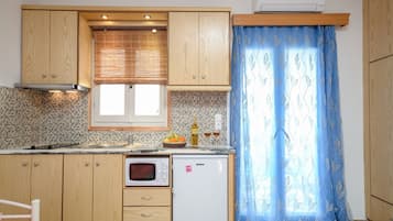 電冰箱、微波爐、爐台、電熱水壺