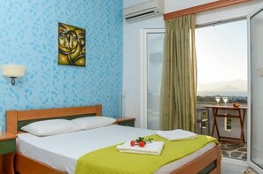 In-room safe, blackout curtains, soundproofing, iron/ironing board - Studios Sofia (Naxos)