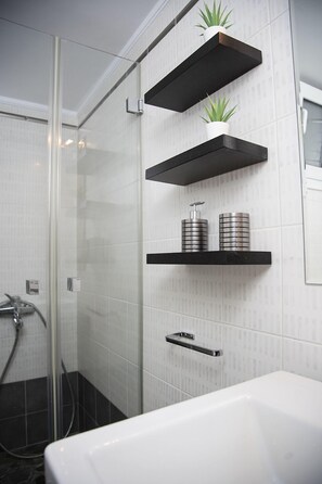 Appartement | Salle de bain | Serviettes fournies, papier toilette