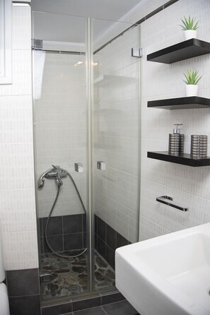 Apartment | Bathroom | Towels, toilet paper - Amazing Renovated Penthouse In Pagkrati (Kaisariani)