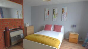 ดีลักซ์ทาวน์โฮม, ห้องน้ำส่วนตัว, วิวสวน (Spacious 3 Bedr (6+ Pax)) | 3 ห้องนอน, เครื่องนอนระดับพรีเมียม, ห้องเก็บเสียง, เตารีด/โต๊ะรีดผ้า