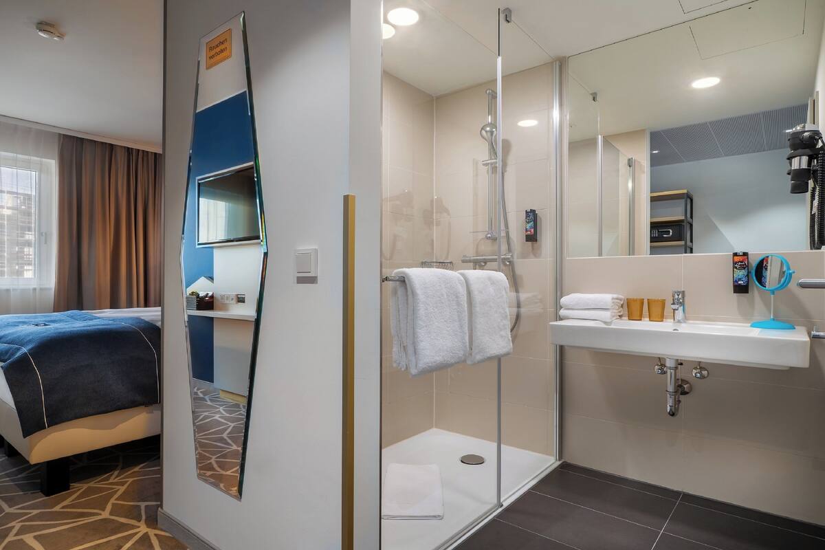 shower, free toiletries, towels