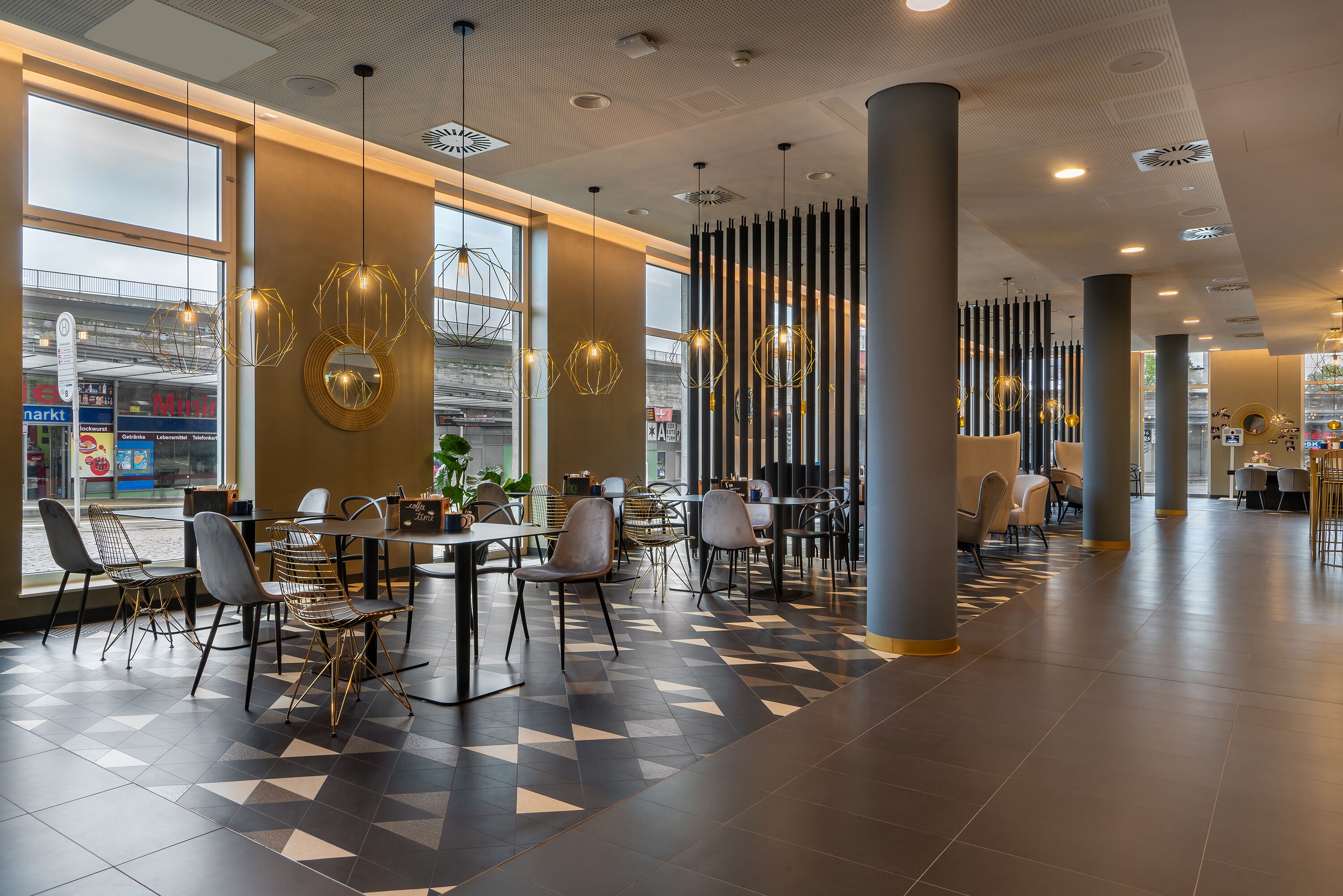 Desayuno buffet (EUR 17 por persona) 