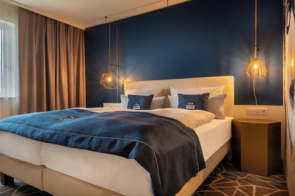 premium room, 1 queen bed | 1 bedroom, premium bedding, in-room safe, blackout curtains