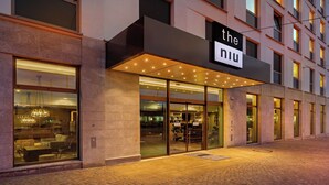 A modern building with a sign reading "the niu" and a glass entrance. - Holiday Inn - the niu, Ridge Halle Central Station by IHG (Halle (Saale))