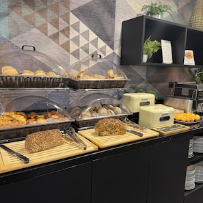 Se ofrece un desayuno bufé (17 EUR por persona)