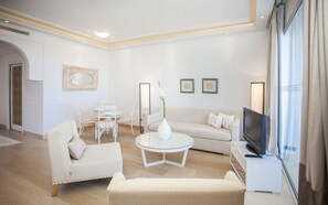 小型套房, 海景 | 起居区 | 32-英寸液晶电视 （配备有线频道）、电视