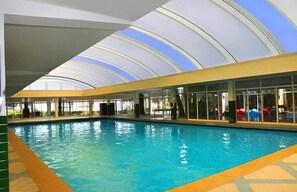 2 室外游泳池，池畔遮阳伞，日光浴躺椅