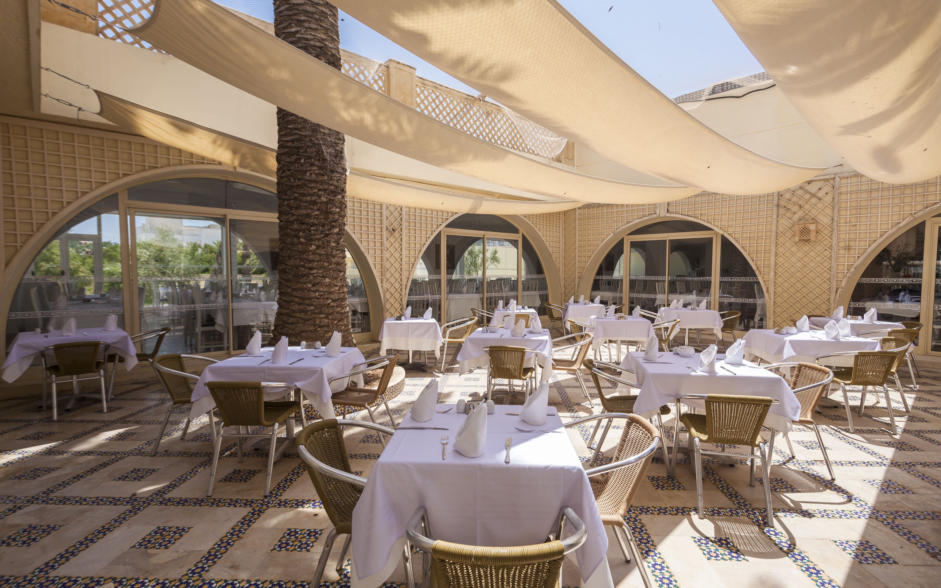 Café da manhã com buffet grátis todos os dias