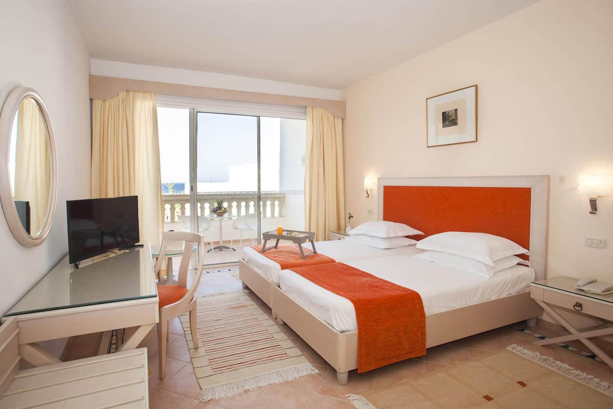 Cortinas blackout, wifi gratis y ropa de cama