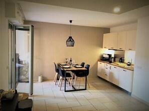 Fridge, microwave, stovetop, dishwasher - APART DUPLEX CLIMATISE WITH TERRACE IDEALLY LOCATED; 3 BEDROOMS 2 bathrooms (Cannes)
