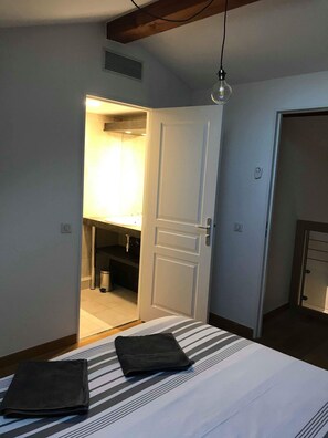 3 bedrooms, in-room safe, iron/ironing board, travel crib - APART DUPLEX CLIMATISE WITH TERRACE IDEALLY LOCATED; 3 BEDROOMS 2 bathrooms (Cannes)