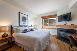 3 bedrooms, desk, iron/ironing board, WiFi