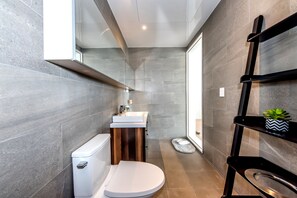 Bathroom - The Aewol House (Jeju City)