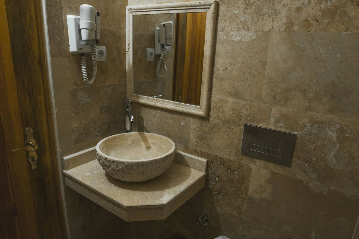 Shower, free toiletries, hair dryer, slippers