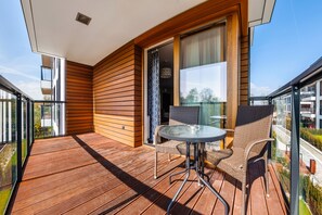 Apartamento (22/5) | Espacio para trabajar con un portátil y tabla de planchar con plancha