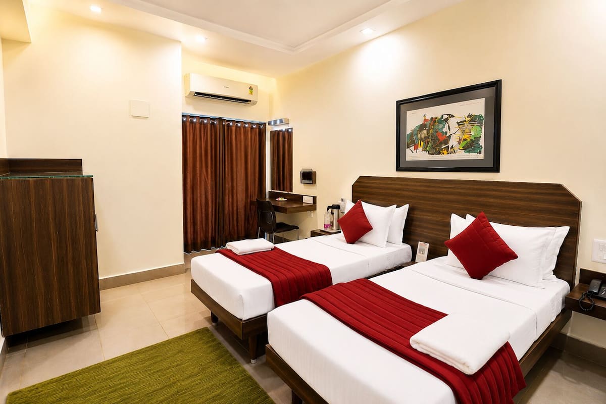 Deluxe Room | In-room safe, desk, laptop workspace, soundproofing