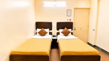 Deluxe Room | In-room safe, desk, laptop workspace, soundproofing