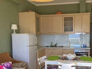 Apartment | Eigene Küche | Kühlschrank, Ofen, Herdplatte, Kochgeschirr/Geschirr/Besteck