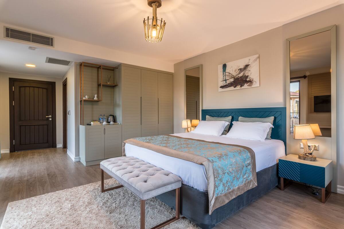 Habitación familiar, vista al jardín | Ropa de cama de alta calidad, minibar, escritorio y cunas gratuitas