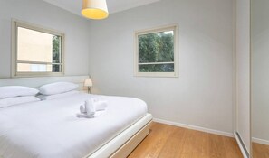 Appartamento Premium | Postazione laptop, ferro/asse da stiro, Wi-Fi gratuito, lenzuola