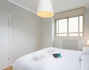 Apartament prèmium | Espai de treball apte per a portàtils i planxa i posts de planxar 
