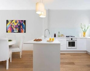 Departamento Premium | Cocina privada | Refrigerador, microondas, horno y parrilla de estufa