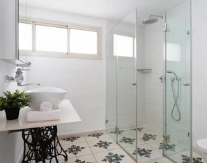 Appartamento Premium | Bagno | Set di cortesia gratuito, asciugacapelli, asciugamani, sapone