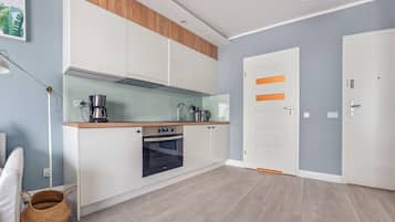 Studio Suite (1503A) | Bếp nhỏ riêng | Tủ lạnh, bếp nấu, ấm điện, dụng cụ nấu nướng/bát dĩa/dao nĩa