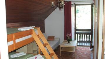 Kamar Double Keluarga, pemandangan gunung | Meja kerja, tirai kedap cahaya, kedap suara, dan Wi-Fi gratis