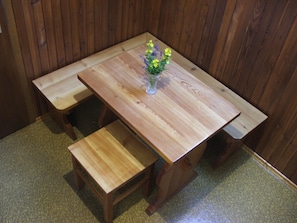 Apartamento básico, vistas a la montaña | Servicio de comidas en la habitación
