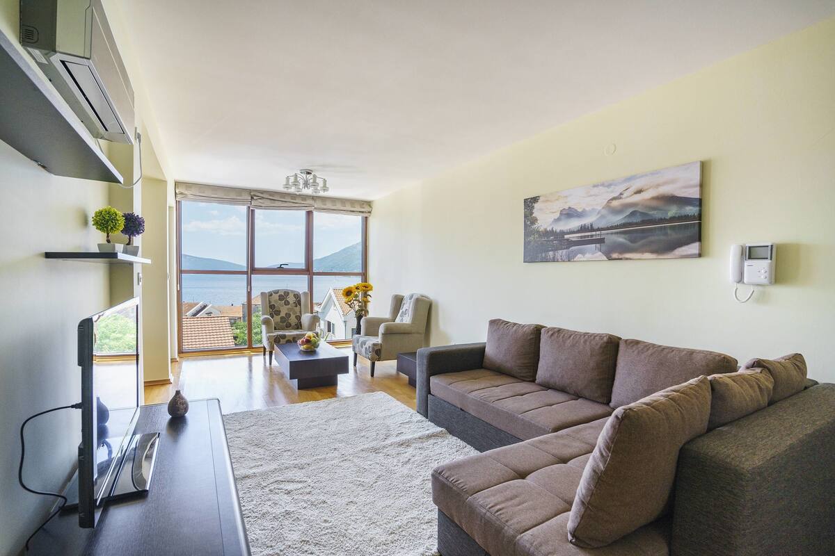 Apartamento básico, varias camas, vistas al mar | Zona de estar | Una televisión LCD