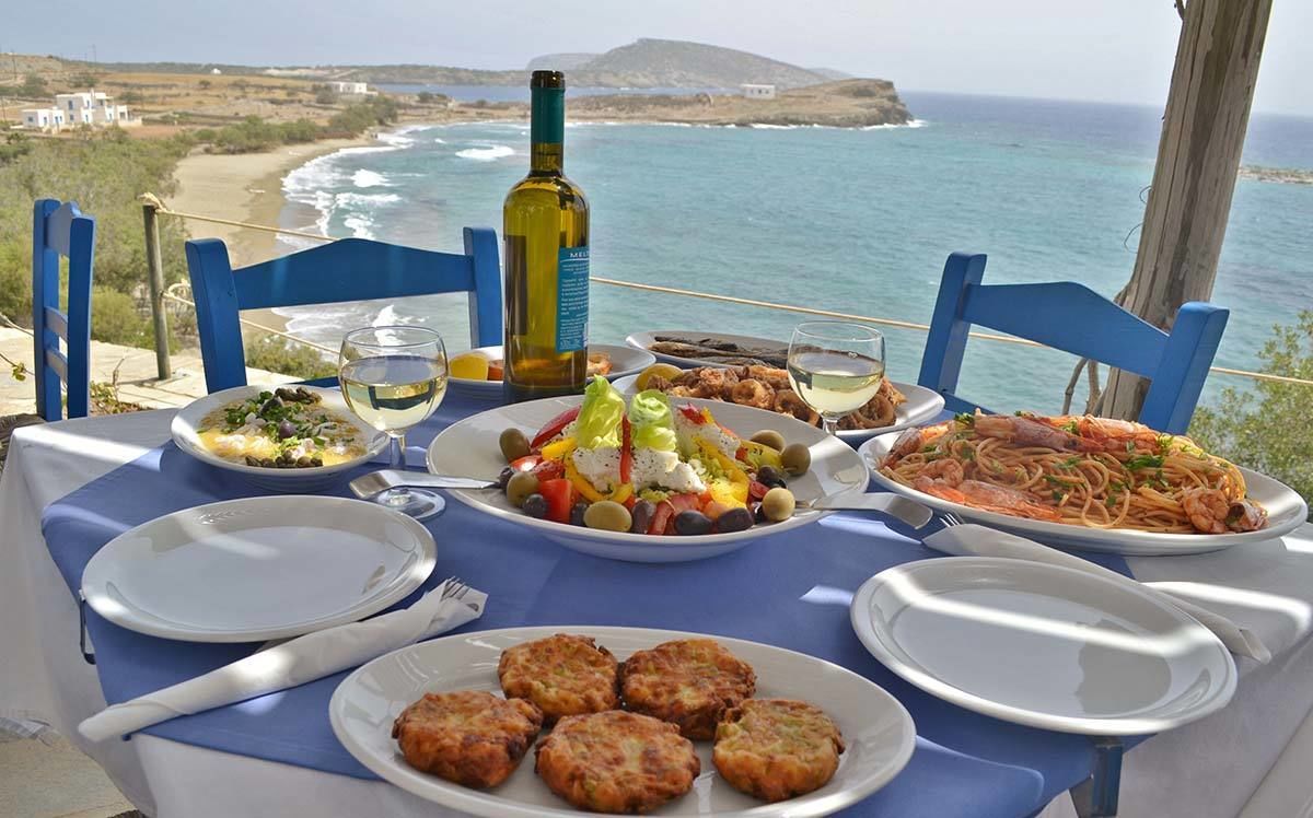 Petit déjeuner, déjeuner et dîner servis sur place, vue sur la plage